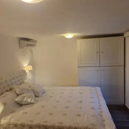 Tophill Gardens House - Shared Pool - Jacuzzi - 24Hrs Check In - 10M From Airport Koropi Exterior foto