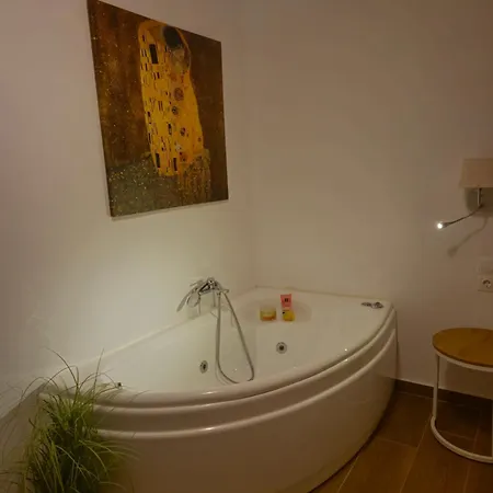 Tophill Gardens House - Shared Pool - Jacuzzi - 24Hrs Check In - 10M From Airport Koropi Exterior foto