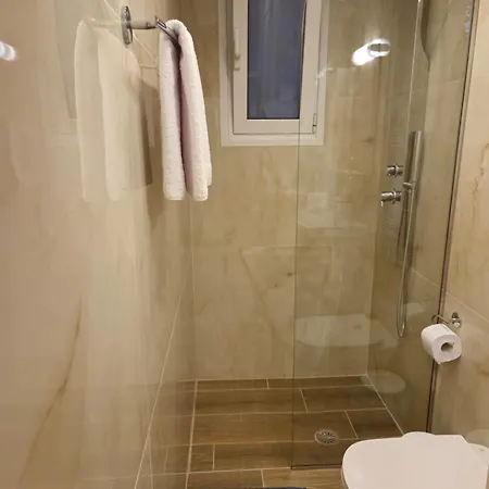 Tophill Gardens House - Shared Pool - Jacuzzi - 24Hrs Check In - 10M From Airport Koropi Exterior foto