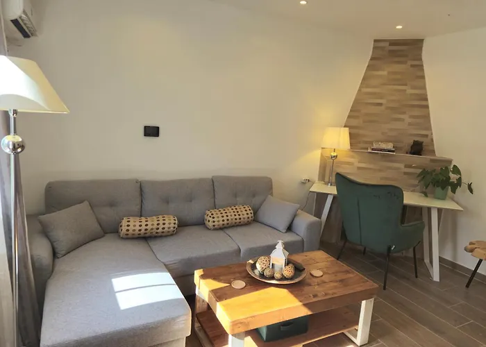 Tophill Gardens House - Shared Pool - Jacuzzi - 24Hrs Check In - 10M From Airport