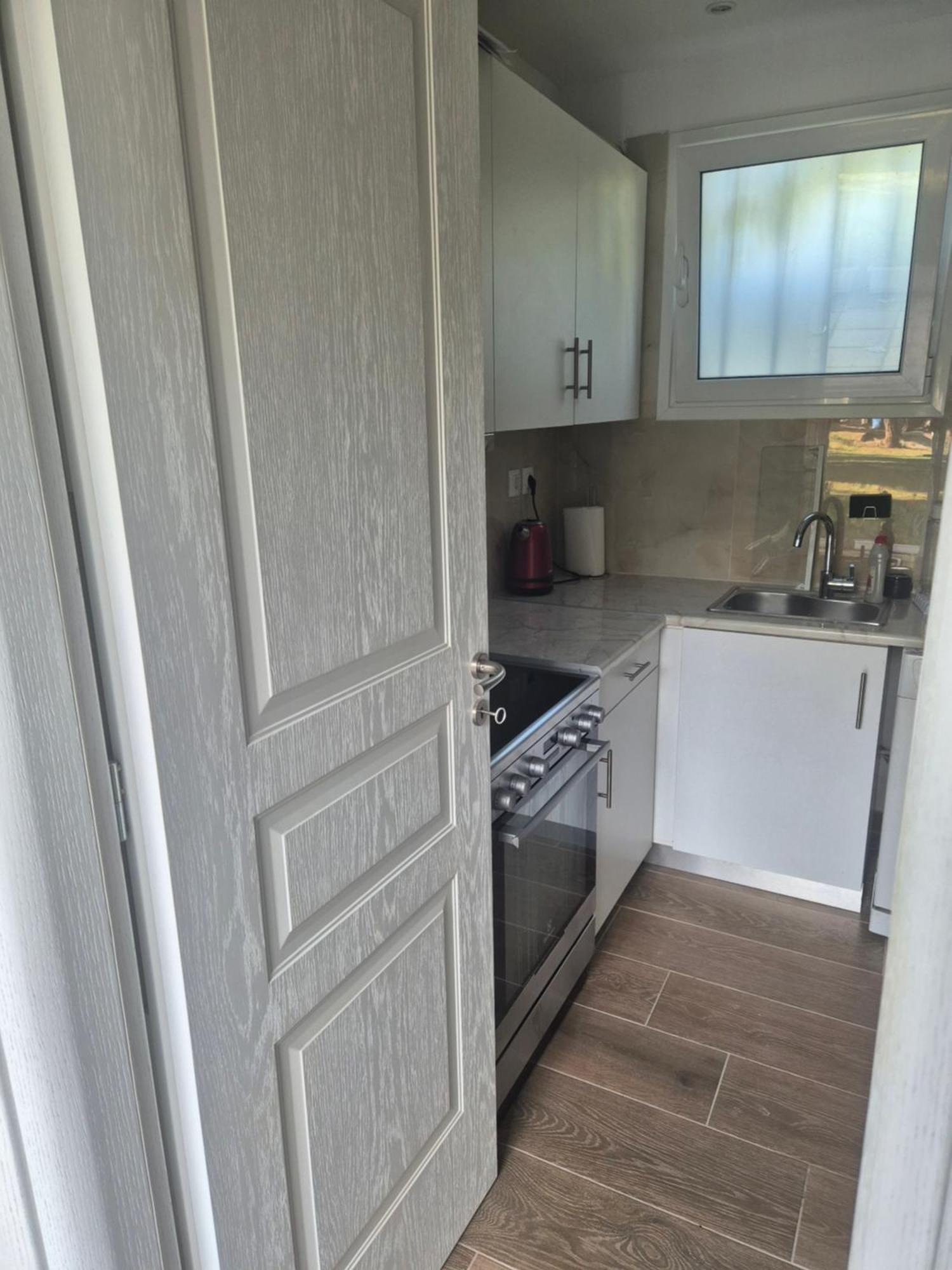 Ferienhaus Tophill Gardens House - Shared Pool - Jacuzzi - 24hrs Check In - 10m From Airport *