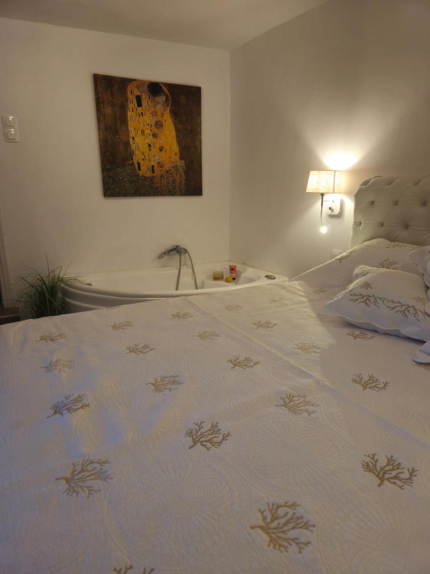 Tophill Gardens House - Shared Pool - Jacuzzi - 24hrs Check In - 10m From Airport Ferienhaus *