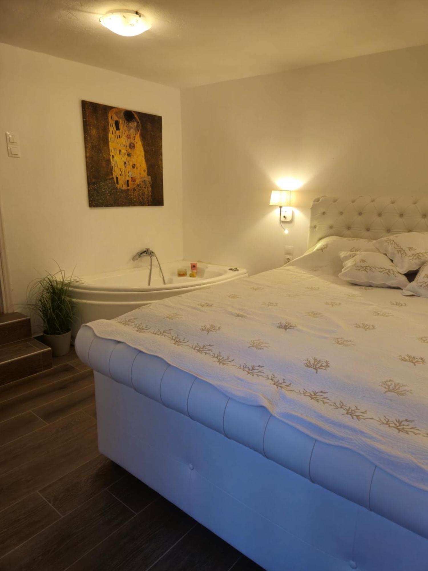 Tophill Gardens House - Shared Pool - Jacuzzi - 24hrs Check In - 10m From Airport Ferienhaus Koropi