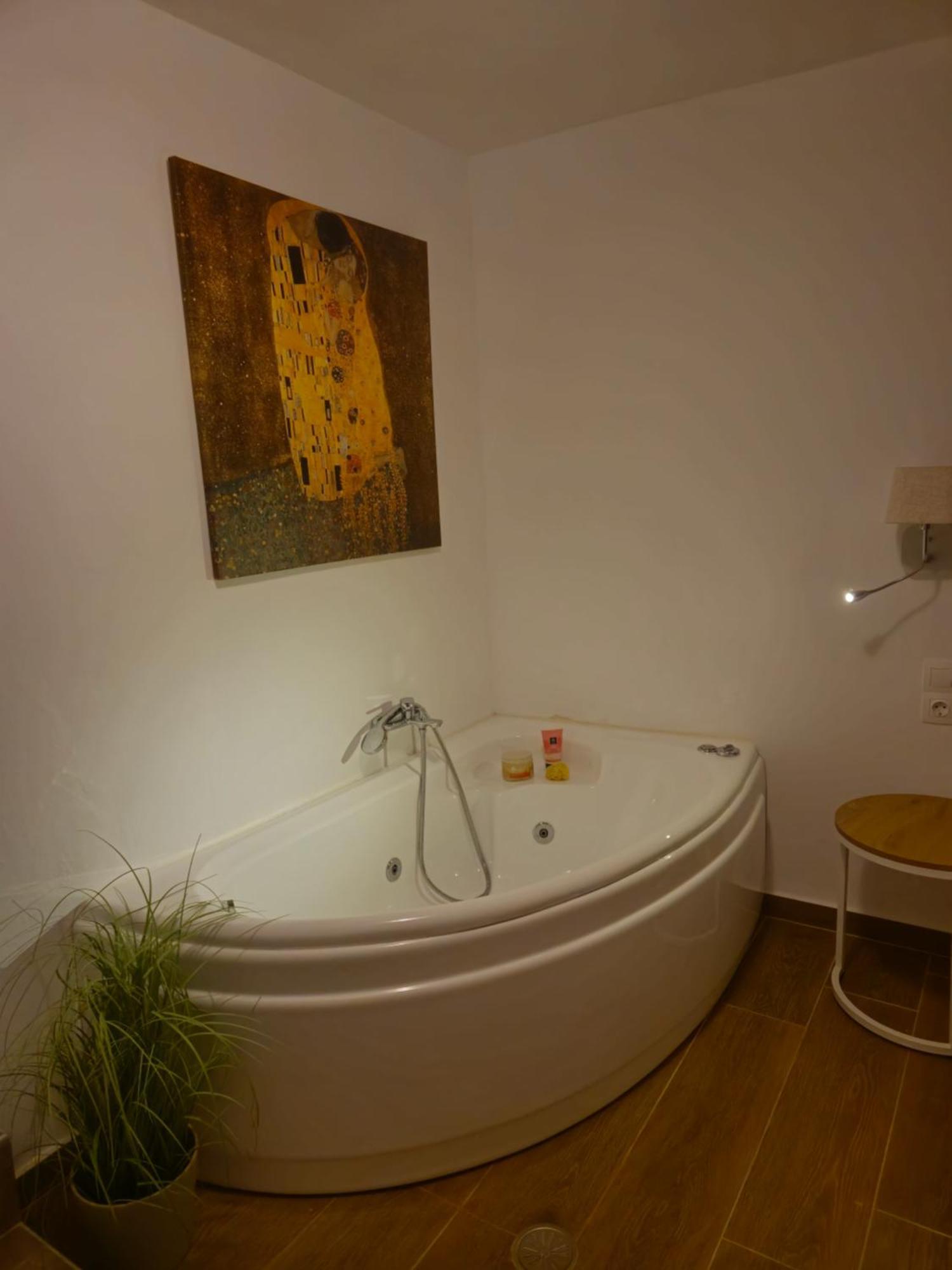 Tophill Gardens House - Shared Pool - Jacuzzi - 24hrs Check In - 10m From Airport Koropi
