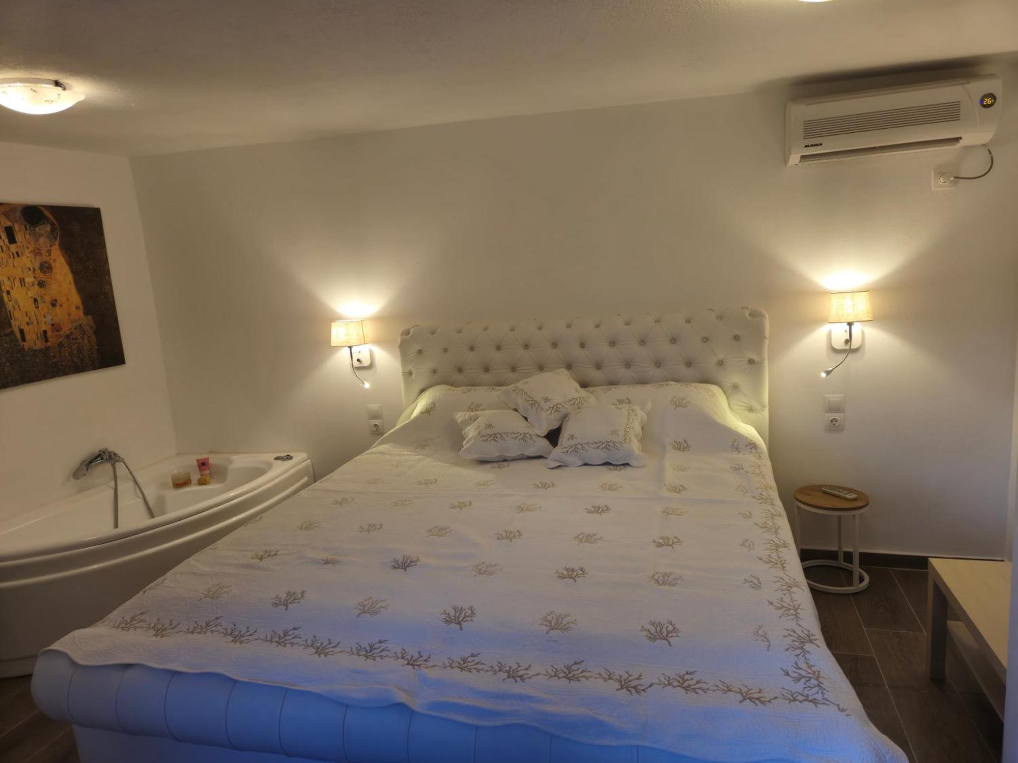 Tophill Gardens House - Shared Pool - Jacuzzi - 24hrs Check In - 10m From Airport *