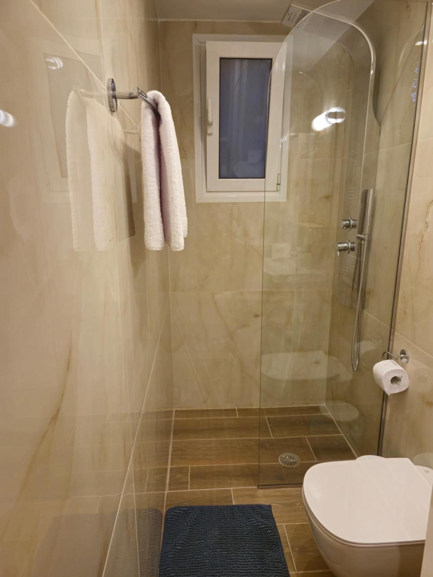 Tophill Gardens House - Shared Pool - Jacuzzi - 24hrs Check In - 10m From Airport Ferienhaus Koropi