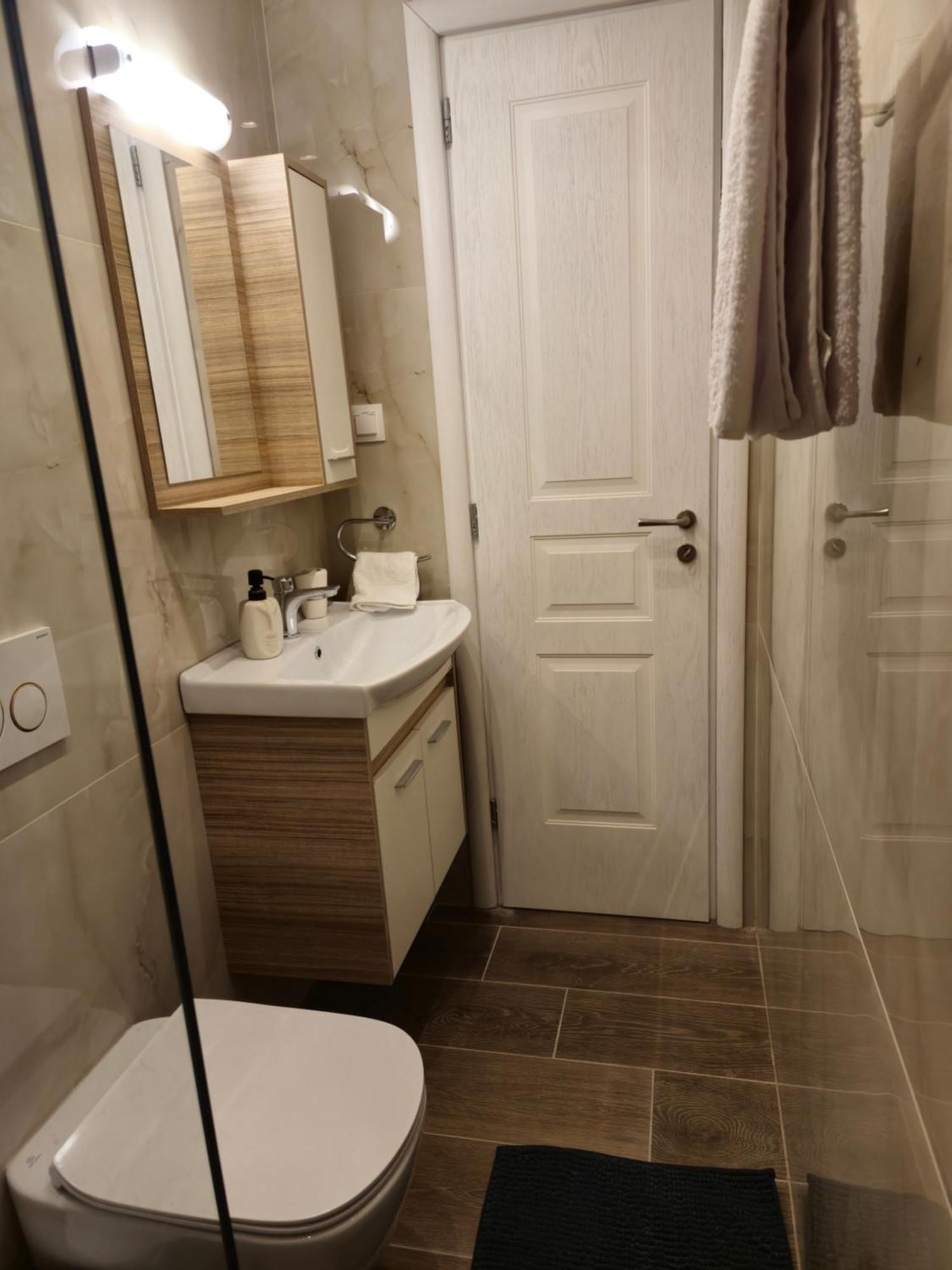 Tophill Gardens House - Shared Pool - Jacuzzi - 24hrs Check In - 10m From Airport Holiday home