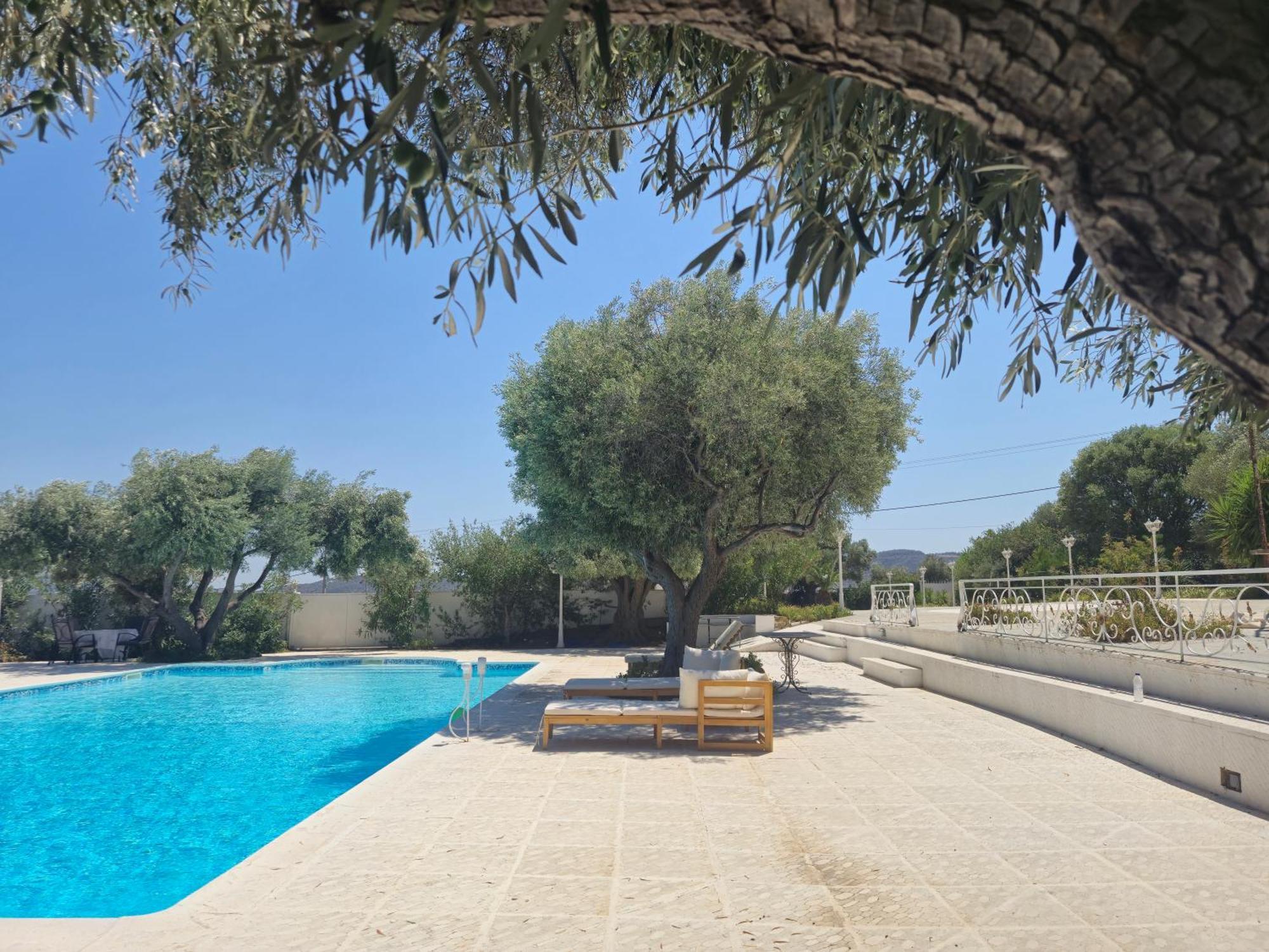 Tophill Gardens House - Shared Pool - Jacuzzi - 24hrs Check In - 10m From Airport Ferienhaus