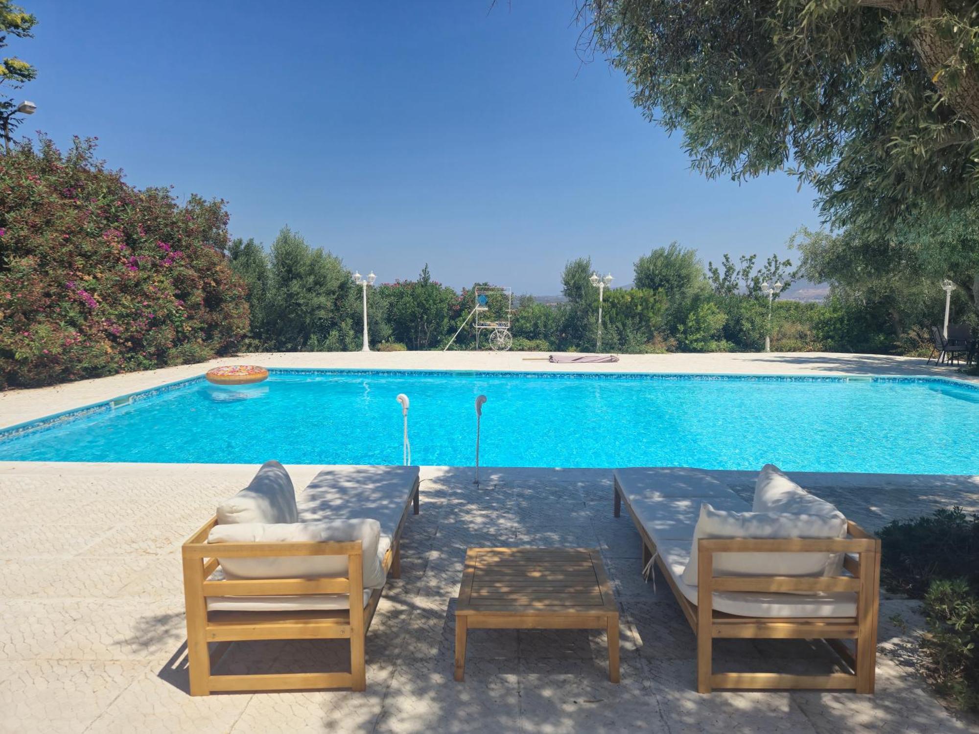 Tophill Gardens House - Shared Pool - Jacuzzi - 24hrs Check In - 10m From Airport Holiday home Koropion