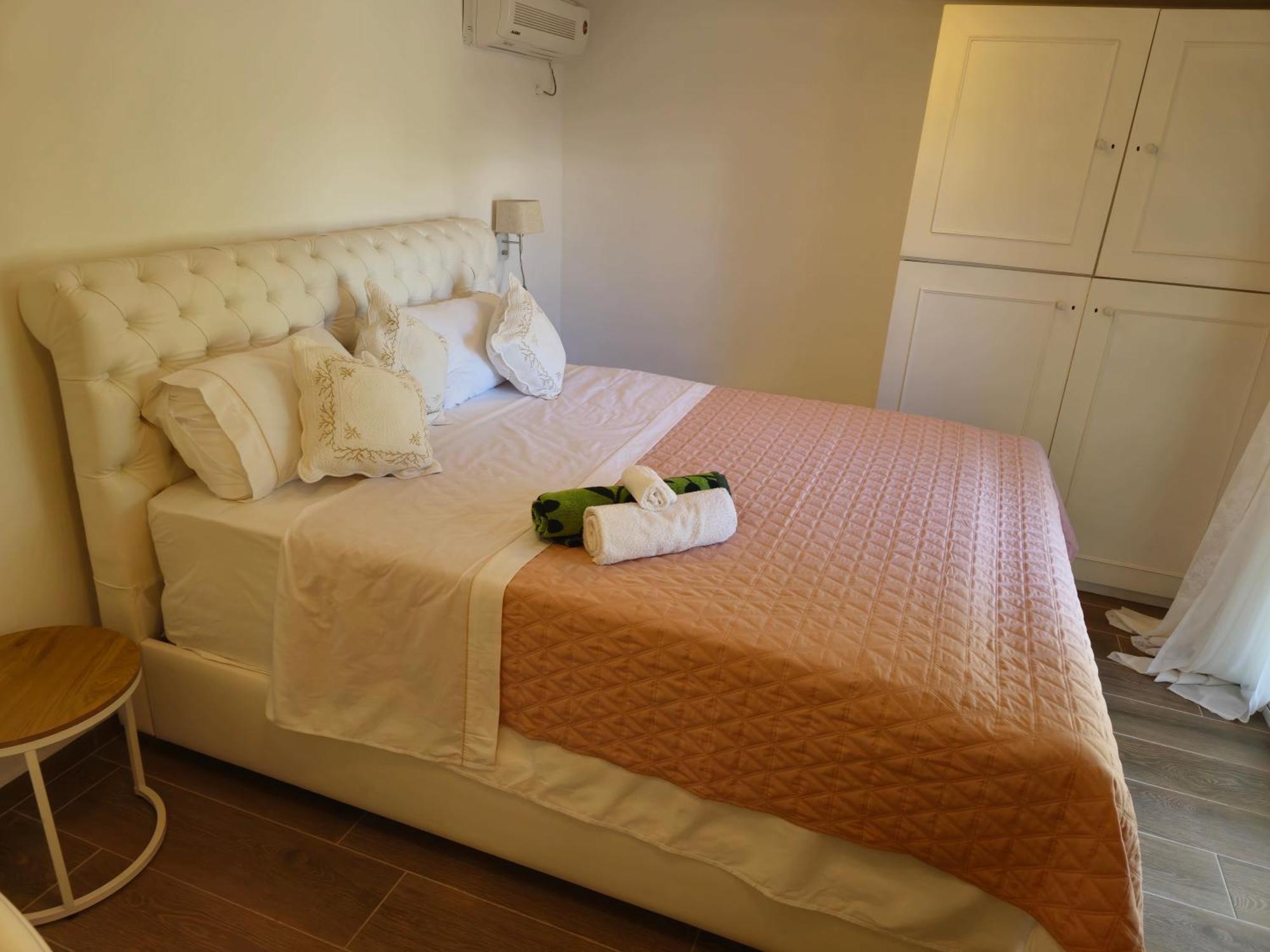 Tophill Gardens House - Shared Pool - Jacuzzi - 24hrs Check In - 10m From Airport Holiday home