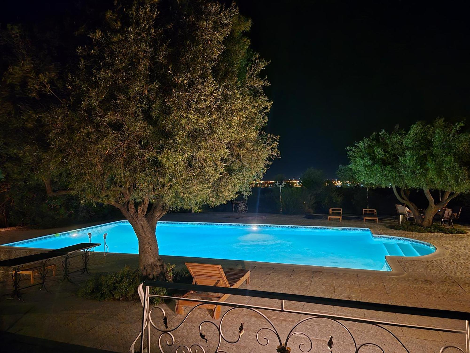 Ferienhaus Tophill Gardens House - Shared Pool - Jacuzzi - 24hrs Check In - 10m From Airport