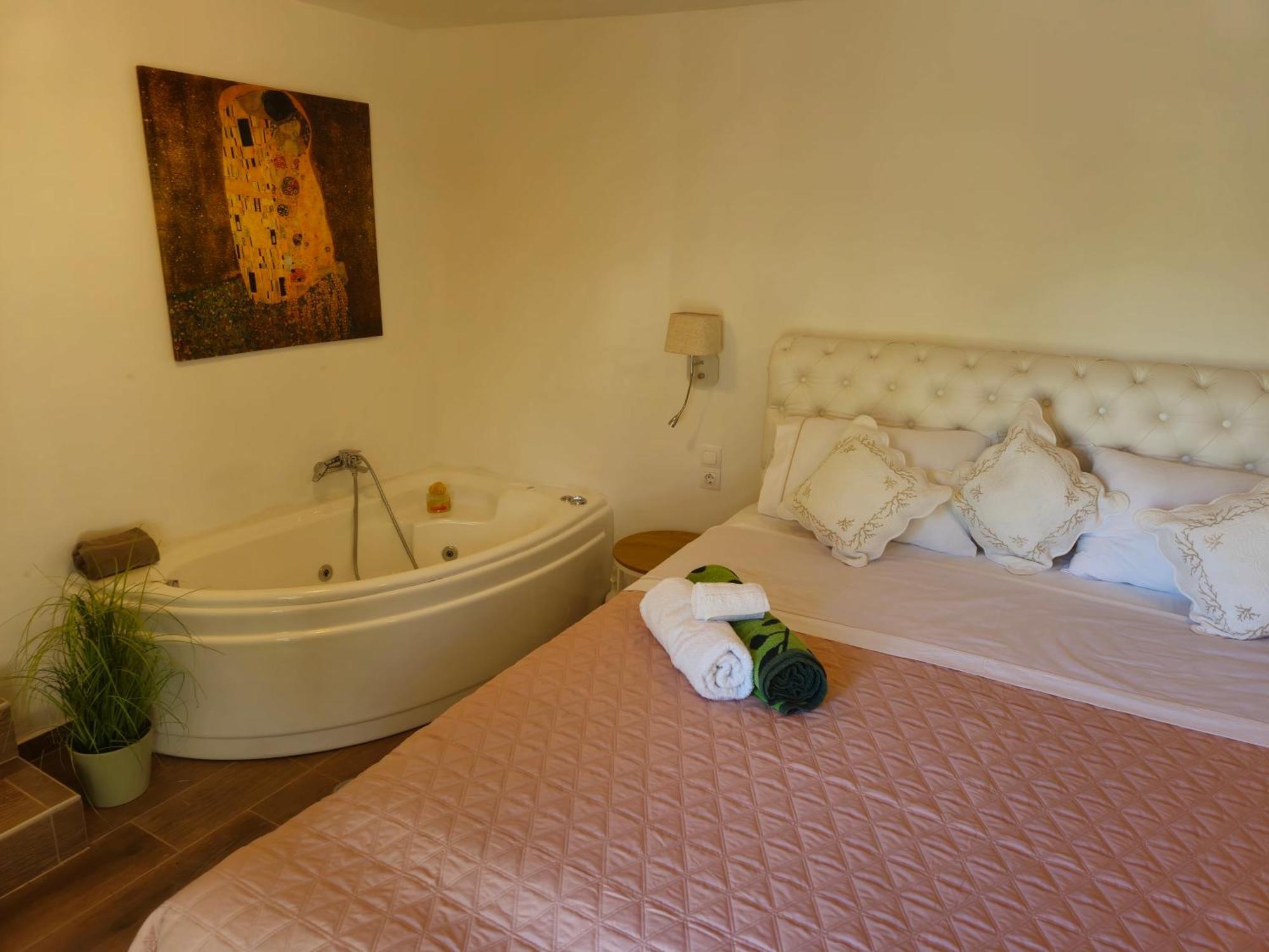 Ferienhaus Tophill Gardens House - Shared Pool - Jacuzzi - 24hrs Check In - 10m From Airport