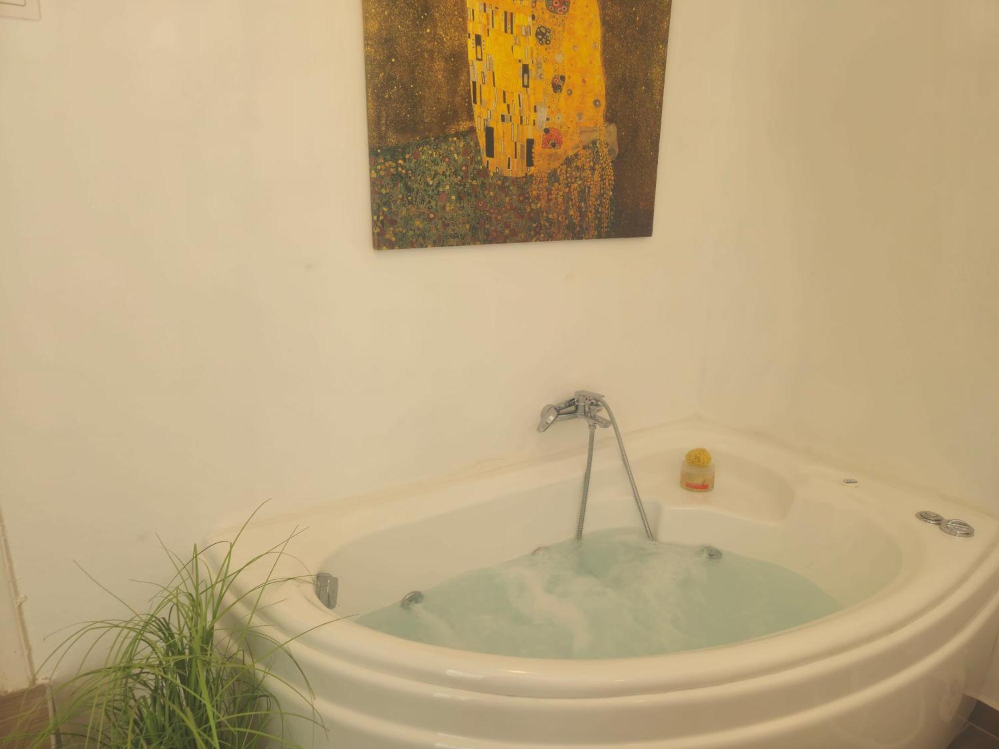 Tophill Gardens House - Shared Pool - Jacuzzi - 24hrs Check In - 10m From Airport *