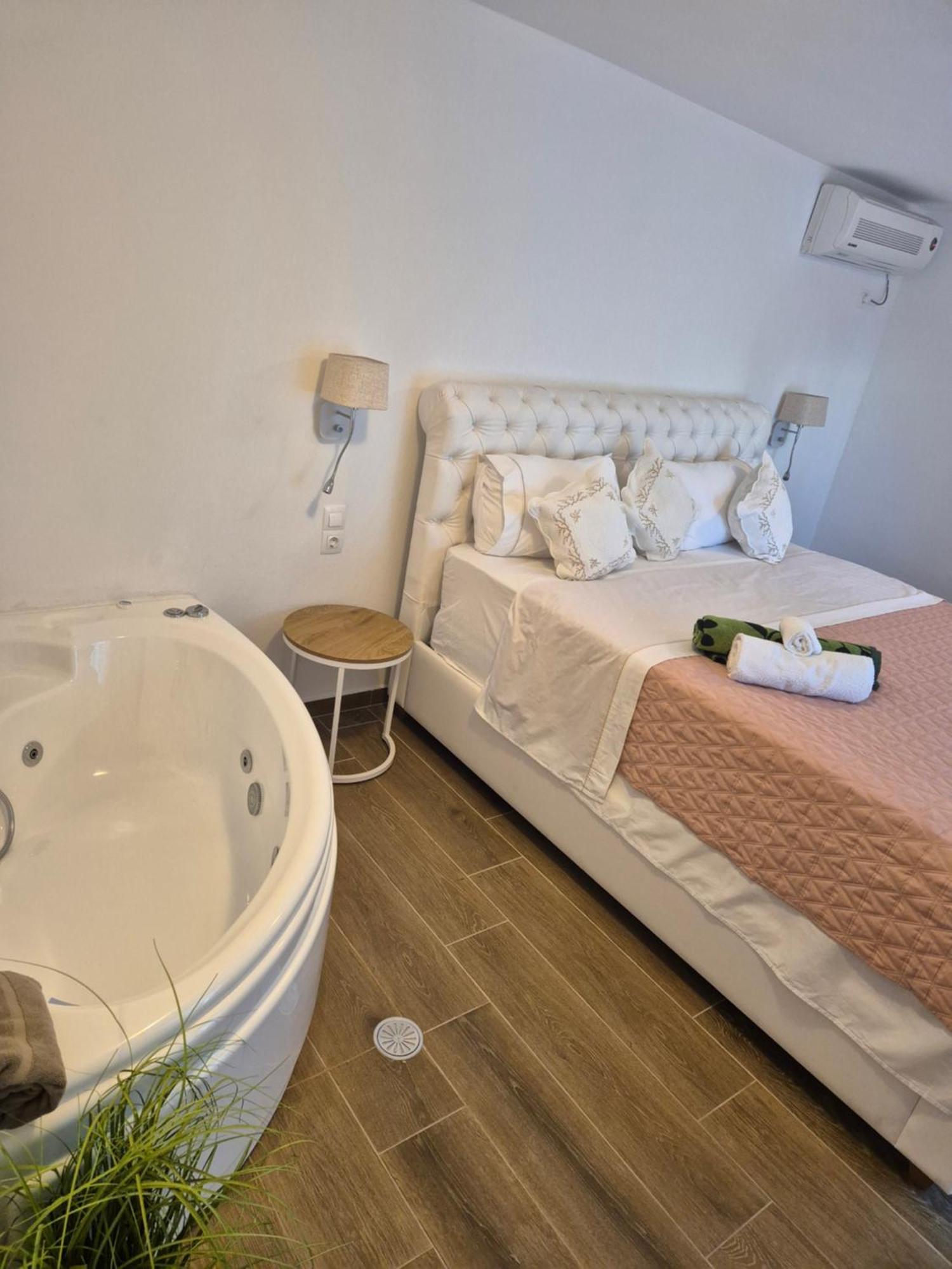 Ferienhaus Tophill Gardens House - Shared Pool - Jacuzzi - 24hrs Check In - 10m From Airport