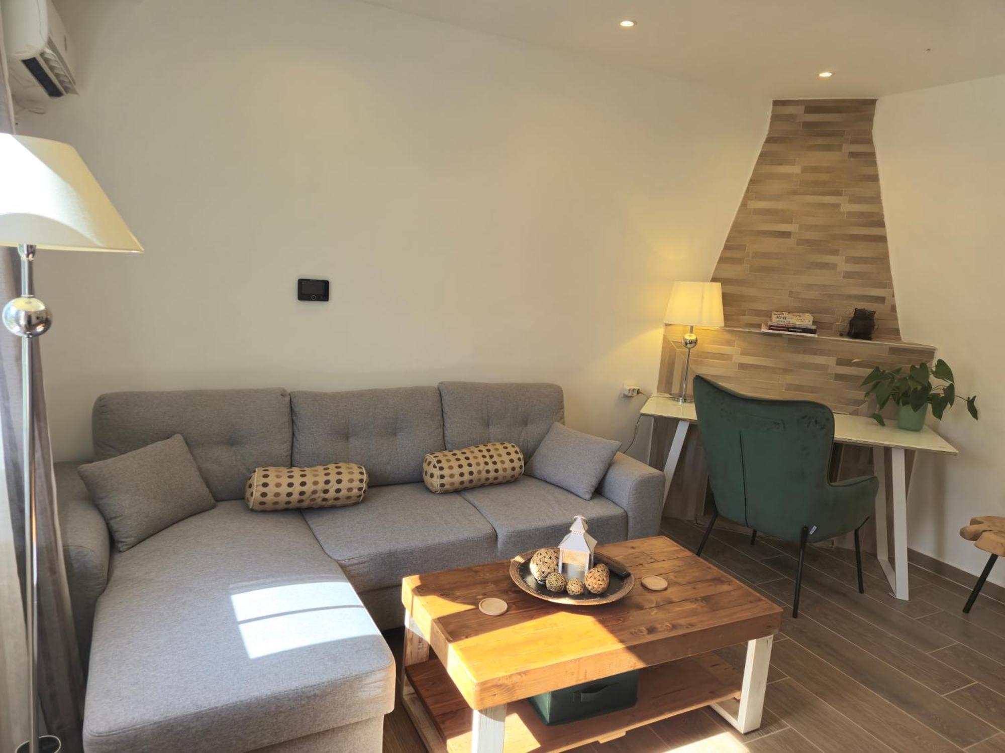 Tophill Gardens House - Shared Pool - Jacuzzi - 24hrs Check In - 10m From Airport