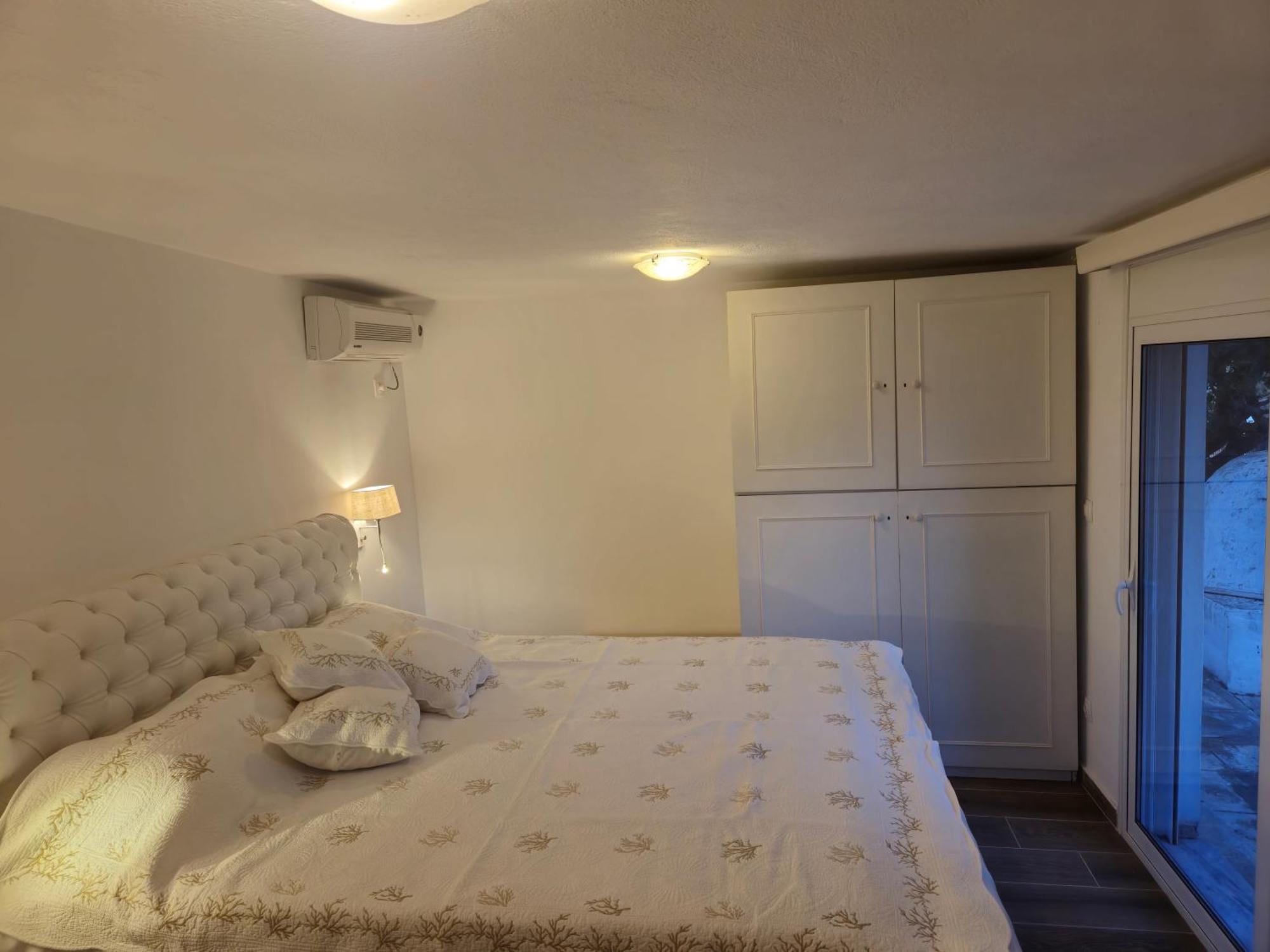 Tophill Gardens House - Shared Pool - Jacuzzi - 24hrs Check In - 10m From Airport *